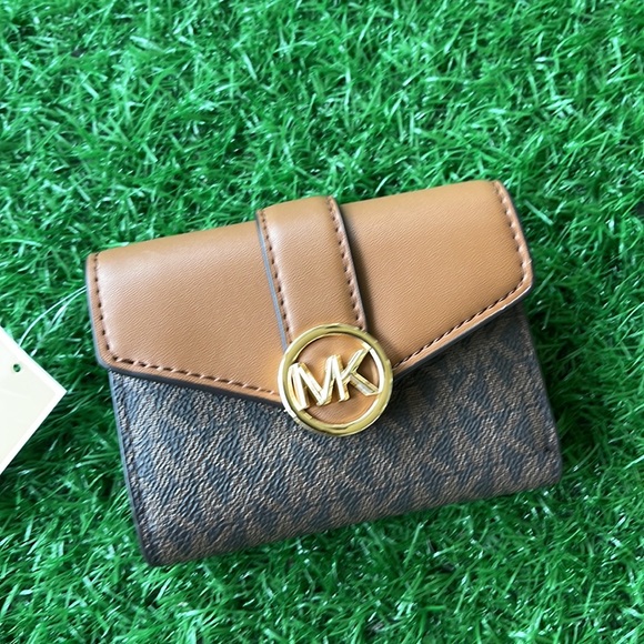 MICHAEL KORS CARMEN MEDIUM LOGO AND FAUX LEATHER WALLET BROWN - Picture 7 of 16